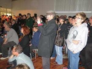 Stephen Jones recording the performance on his phone